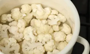 Kalafior w kawałkach gotuje się w garnku. Prosty sposób, jak ugotować kalafior na parze lub w wodzie.