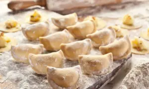 Gotowe do lepienia pierogi, posypane mąką. Zastanawiasz się, jaka mąka na pierogi będzie najlepsza? Ta wygląda idealnie!