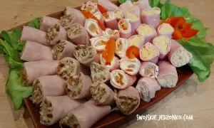 Pyszne przekąski na imprezę: roladki z szynki z farszem z serka i warzyw oraz z ziarnami.