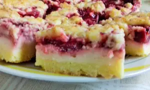 Proste ciasto z truskawkami i budyniem, pachnące latem. Puszysty biszkopt, kremowy budyń i słodkie truskawki tworzą idealną całość.