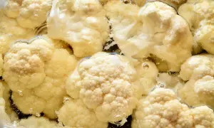 Różyczki kalafiora gotujące się w wodzie. Dowiedz się, jak długo gotować różyczki kalafiora, by były idealne.