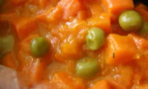 Pyszna marchewka do obiadu, duszona z zielonym groszkiem w sosie.