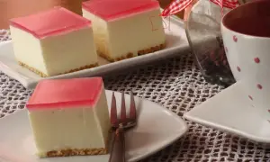 Pyszne ciastka z bitą śmietaną i galaretką, idealne na deser. Ta zelatyna do ciast sprawia, że wyglądają obłędnie!