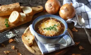 Zupa cebulowa z zapieczonym serem i grzankami. Zamiast tymianku, można użyć świeżego szczypiorku.