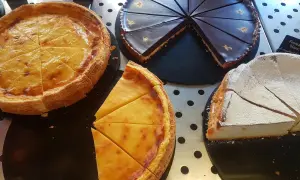 Pyszne domowe ciasta świąteczne: kremowy sernik, czekoladowa ganache i cytrynowa tarta.