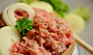 Mielone mięso z cebulą i natką pietruszki, gotowe do dodania jajek do mielonych.