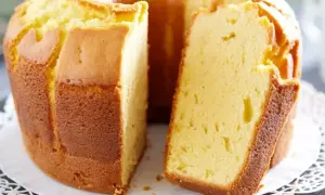 Puszysta babka wielkanocna, zrumieniona skórka i jasny środek. Idealna na święta, smakuje wyśmienicie.