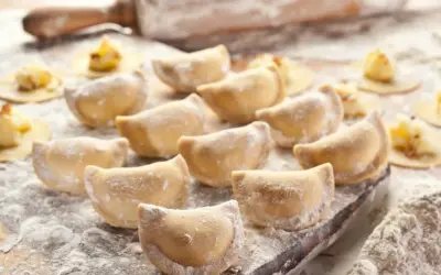 Gotowe do lepienia pierogi, posypane mąką. Zastanawiasz się, jaka mąka na pierogi będzie najlepsza? Ta wygląda idealnie!