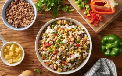 Pyszna sałatka z kaszą gryczaną, jajkiem, kukurydzą, papryką i szynką, polana sosem.