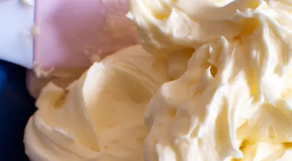 Puszysty krem z mascarpone, przygotowany do dekoracji ciasta.