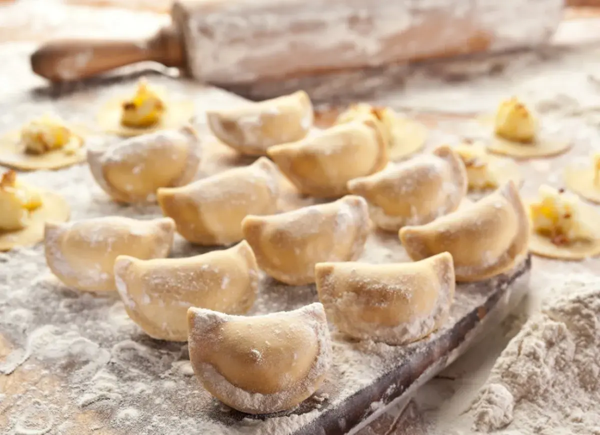 Gotowe do lepienia pierogi, posypane mąką. Zastanawiasz się, jaka mąka na pierogi będzie najlepsza? Ta wygląda idealnie!