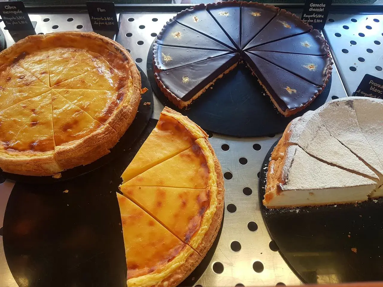 Pyszne domowe ciasta świąteczne: kremowy sernik, czekoladowa ganache i cytrynowa tarta.