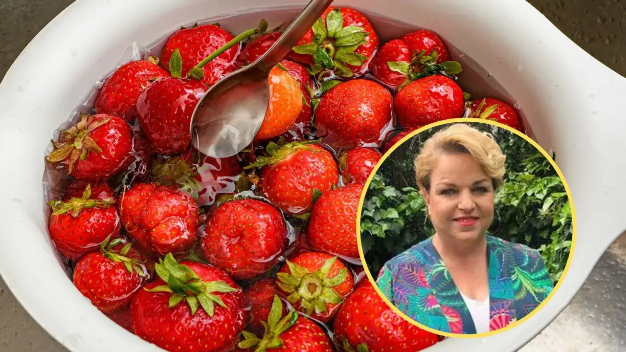 Kobieta pokazuje, jak myć truskawki w misce. Soczyste owoce pływają w wodzie, gotowe do spożycia.