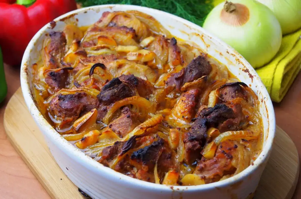 Pieczona łopatka wieprzowa z cebulą w naczyniu żaroodpornym. Idealny pomysł, co zrobić z łopatki wieprzowej na obiad.