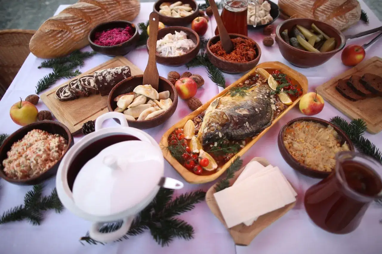 Tradycyjne, proste dania na święta bożego narodzenia: karp, pierogi, kapusta, barszcz i makowiec.