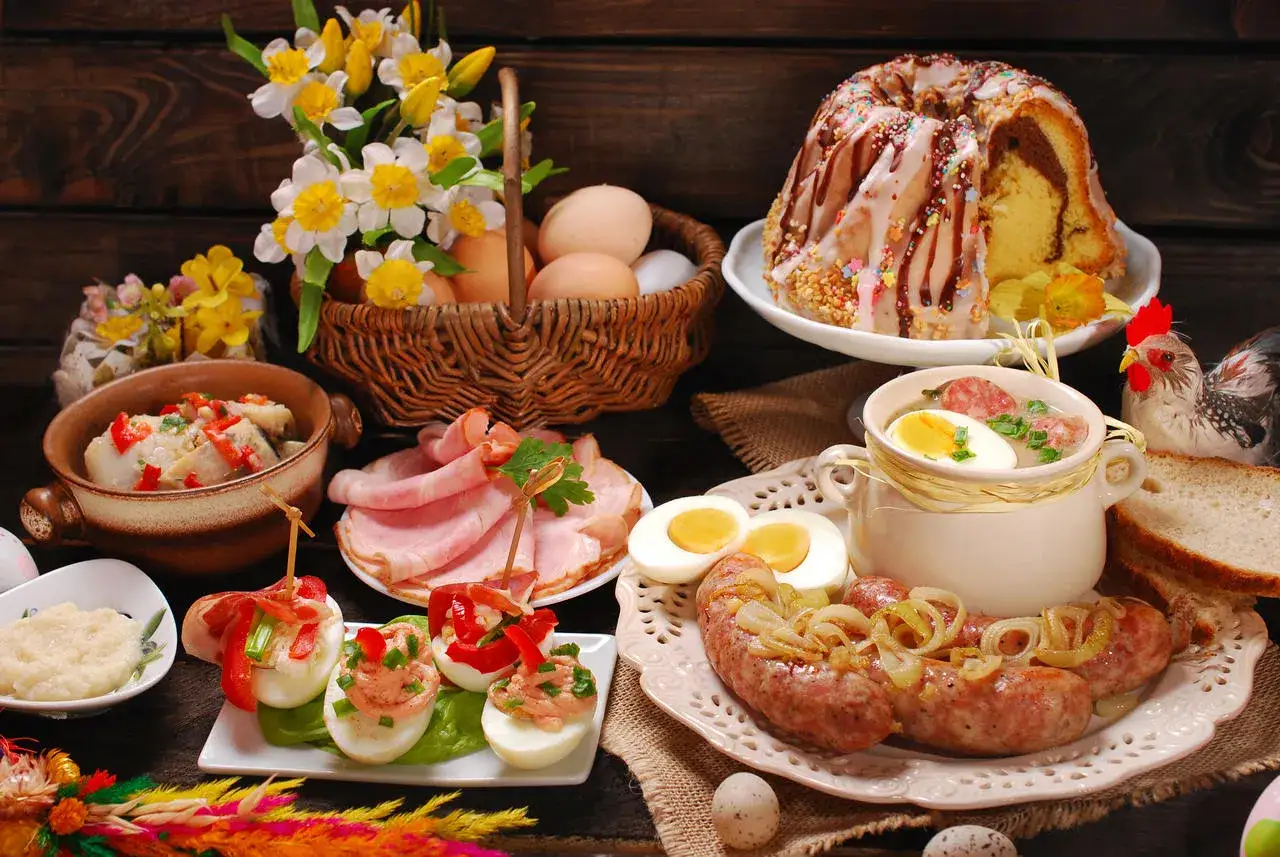 Tradycyjne dania wielkanocne na gorąco: biała kiełbasa, żurek, jajka faszerowane, wędliny i babka.
