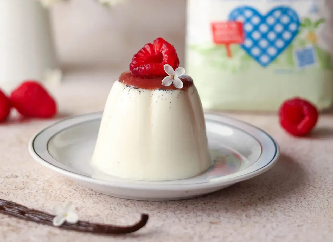 Panna cotta z maliną i kwiatkiem, idealna na deser. Prosty panna cotta przepis.