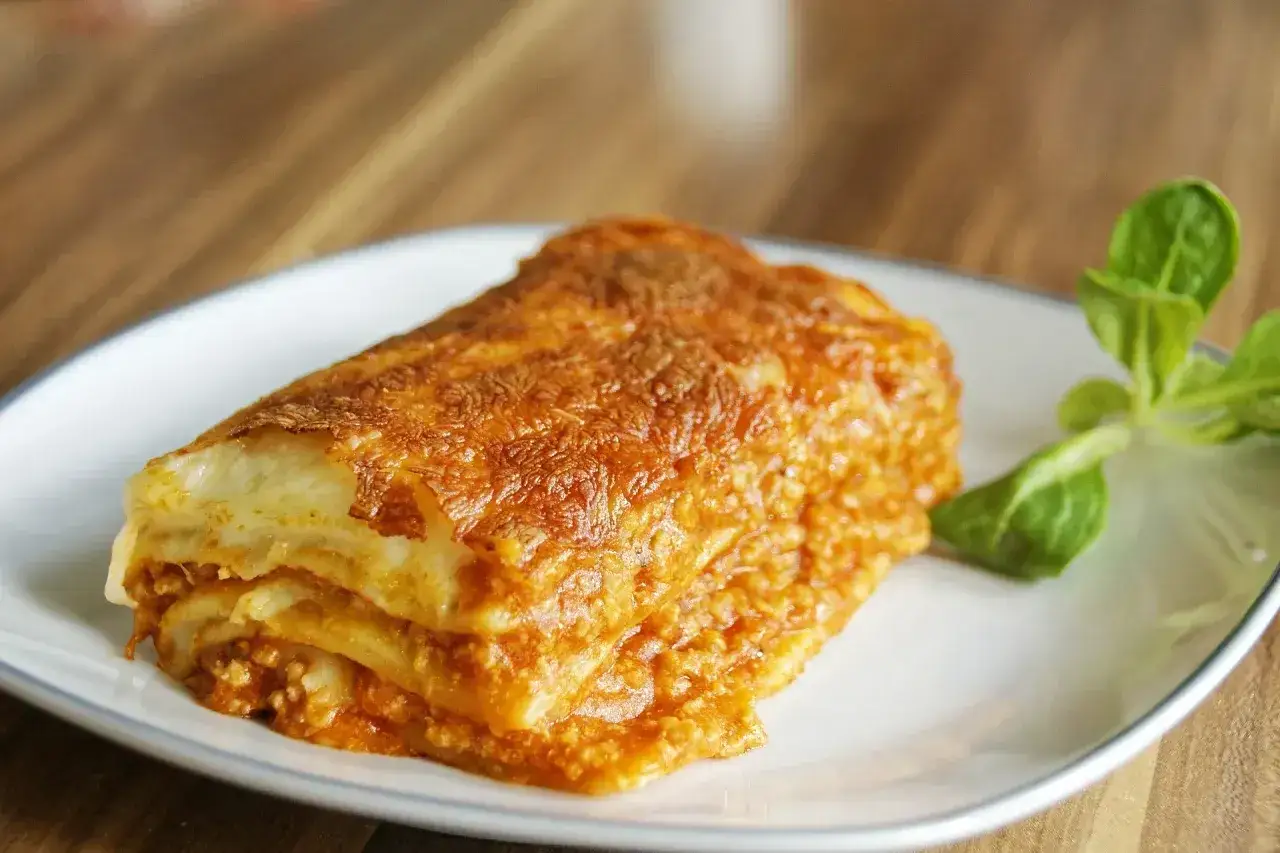 Pyszny kawałek lasagne z mięsem mielonym, idealny na obiad. Złocista, zapieczona sk&oacute;rka i aromatyczne wnętrze.