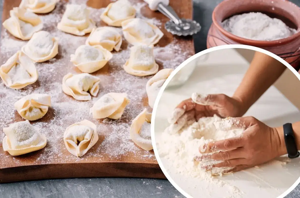 Ręce mieszają mąkę, przygotowując ciasto na pierogi. Na desce leżą gotowe, obsypane mąką pierożki.