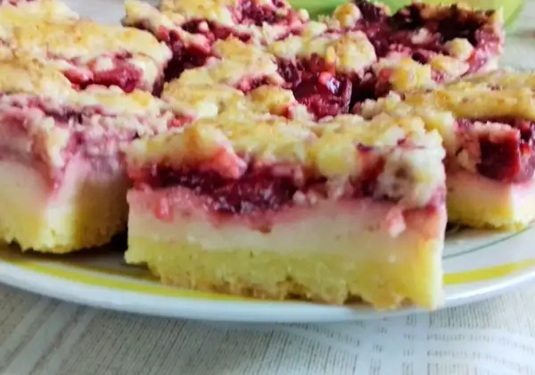 Proste ciasto z truskawkami i budyniem, pachnące latem. Puszysty biszkopt, kremowy budyń i słodkie truskawki tworzą idealną całość.