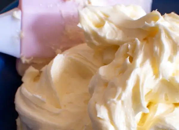 Puszysty krem z mascarpone, przygotowany do dekoracji ciasta.